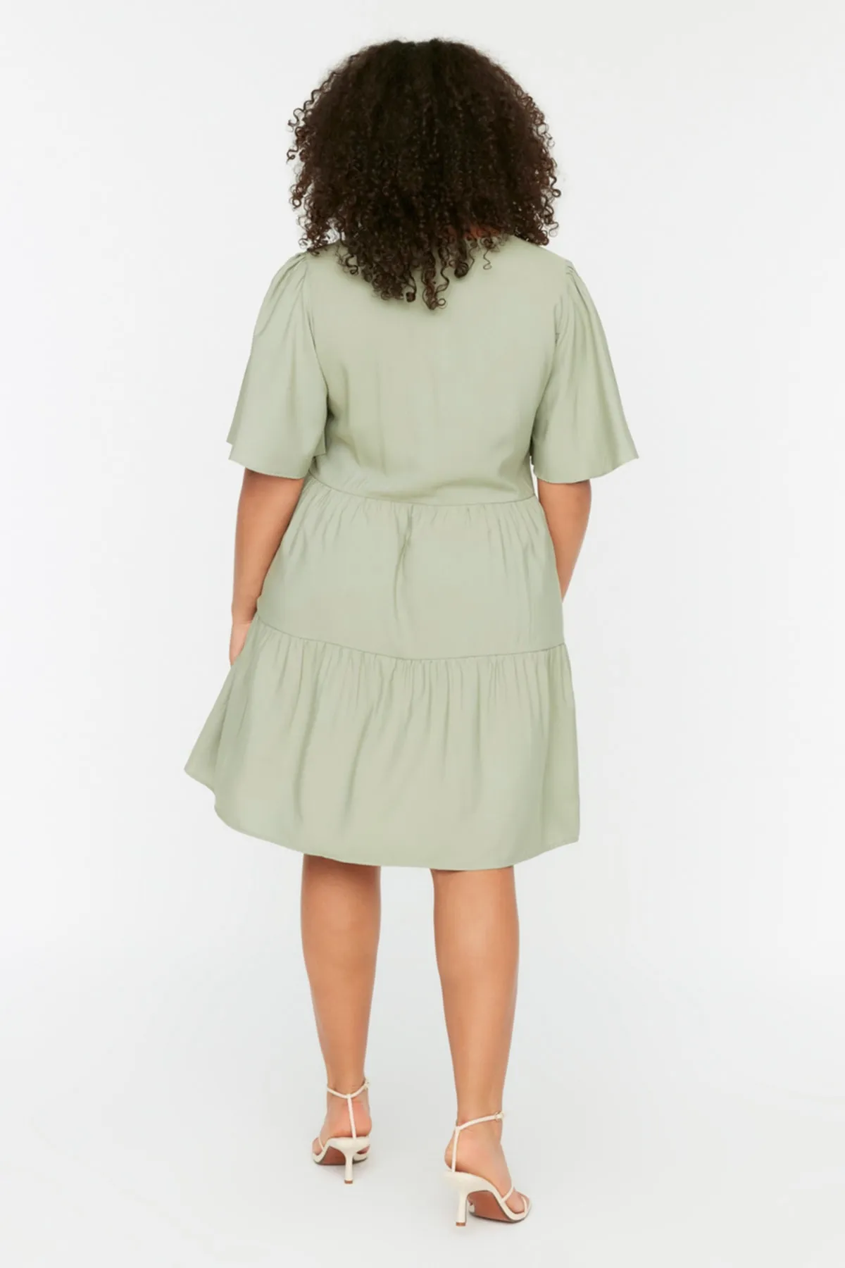 Trendyol Curve  Hellkhakifarbenes, gewebtes Kleid mit V-Ausschnitt und Knöpfen TBBSS22AH0167