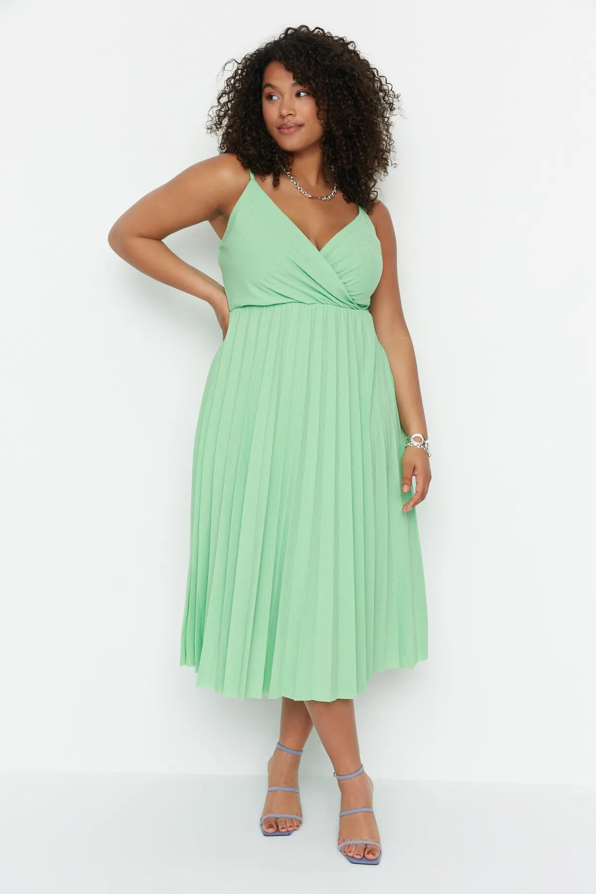 Trendyol Curve  Grünes zweireihiges Strickkleid mit Kragen und Trägern TBSSS22EL1565