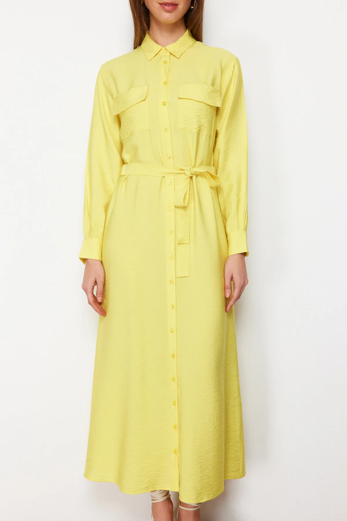 Trendyol Modest  Gelbes gewebtes Kleid mit elastischer Taille, Gürtel und Taschendetail TCTSS22EB0034