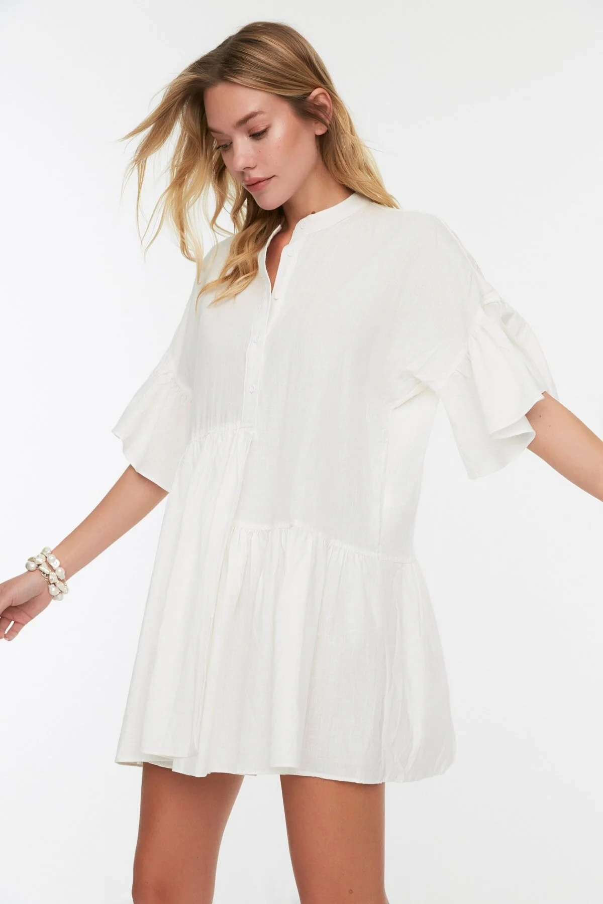 Trendyol Collection  Weißes, weit geschnittenes Mini-Strandkleid mit gewebtem Volant aus 100 % Baumwolle TBESS20EL0873