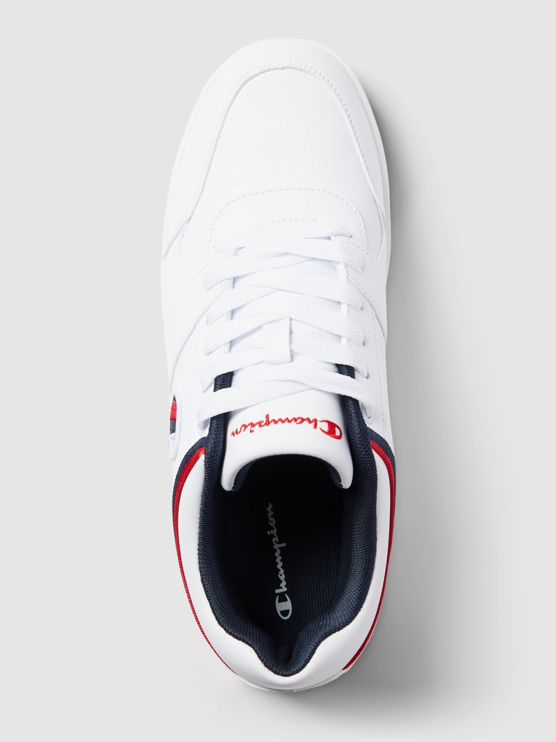 Sneaker mit Label-Detail in weiß