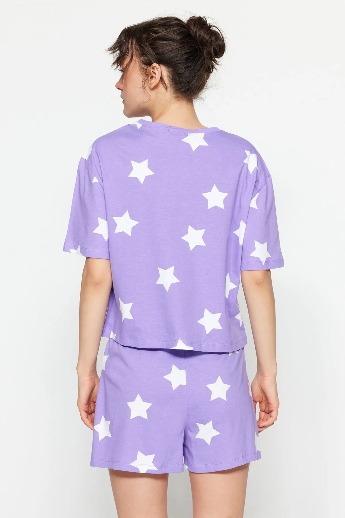 Trendyol Collection  Fliederfarbenes Strickpyjama-Set mit T-Shirt und Shorts aus 100 % Baumwolle mit Sternmuster THMSS22PT0501