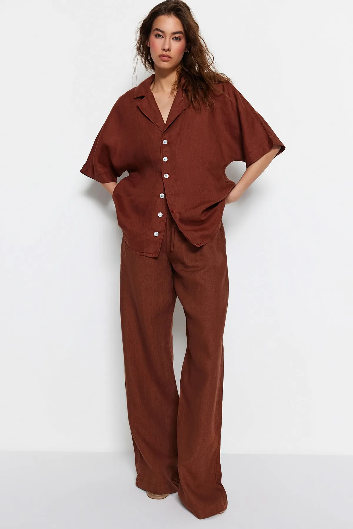 Trendyol Collection  Braune Hose mit weitem Bein und hoher Taille aus 100 % Leinen mit elastischem Bund TWOSS23JE00293