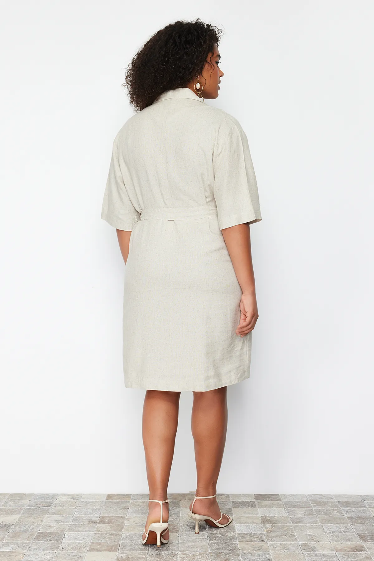 Trendyol Curve  Beigefarbenes Kleid aus gewebter Jacke mit zweireihigem Verschluss und Leinenmischung TBBSS24AH00068