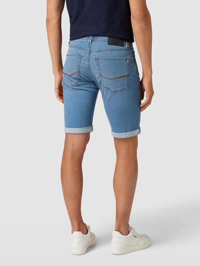 Jeansshorts mit Label-Patch in hellblau