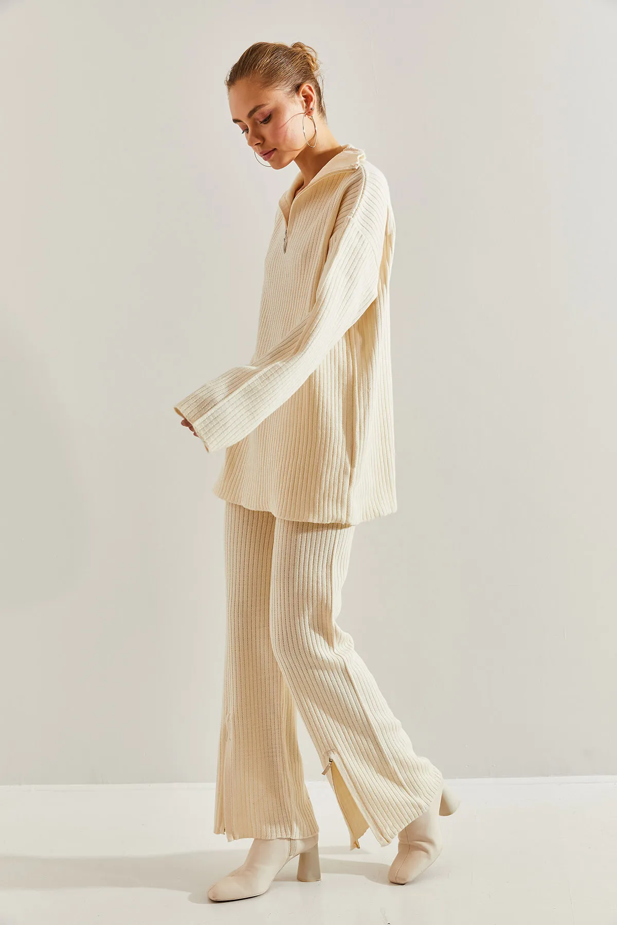 Bianco Lucci  Set aus Strickunterteil und Oberteil für Damen mit Beinen und Kragen mit Reißverschluss