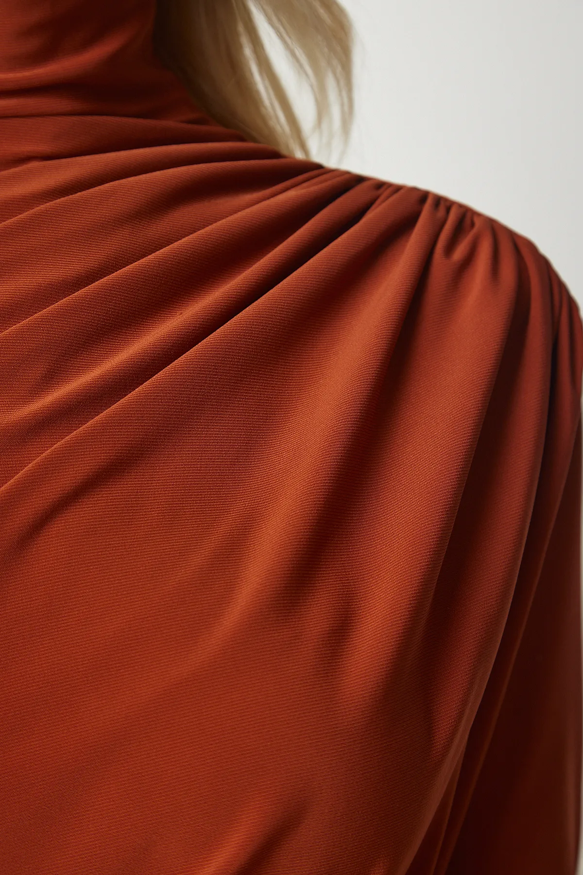 Happiness İstanbul  Damen-Bluse mit gefliestem Kordelzug und detailliertem hohem Kragen in Sandfarben FF00135