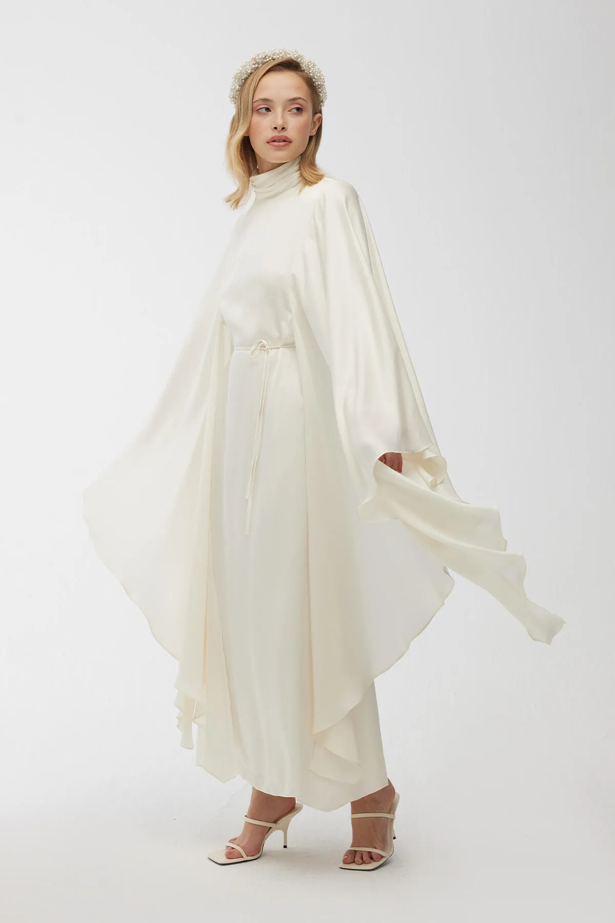 Manuka  Satin-Cape-Abendkleid Ecru