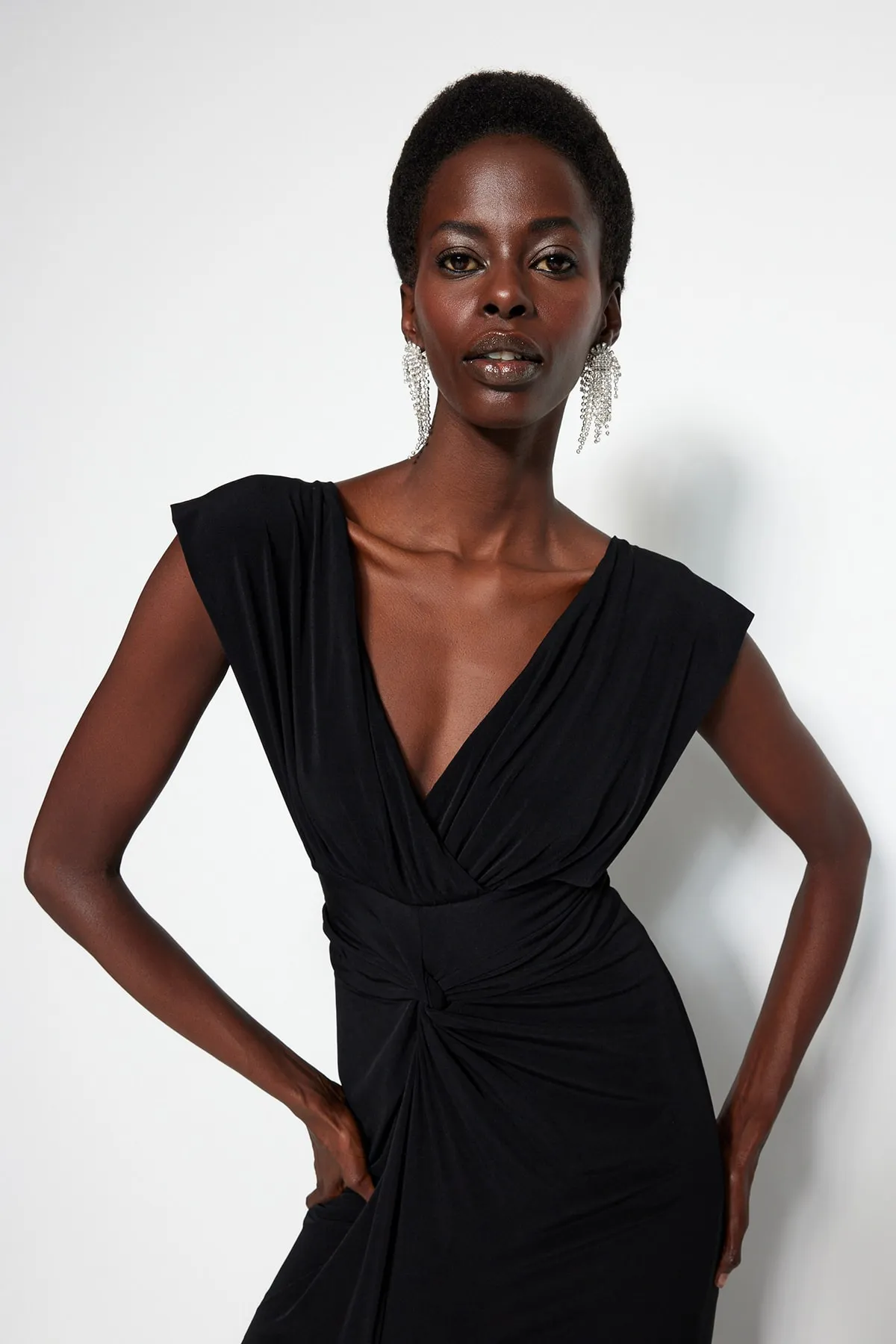 Trendyol Collection  Schwarzes, detailliertes, langes Abendkleid TPRSS22AE0034