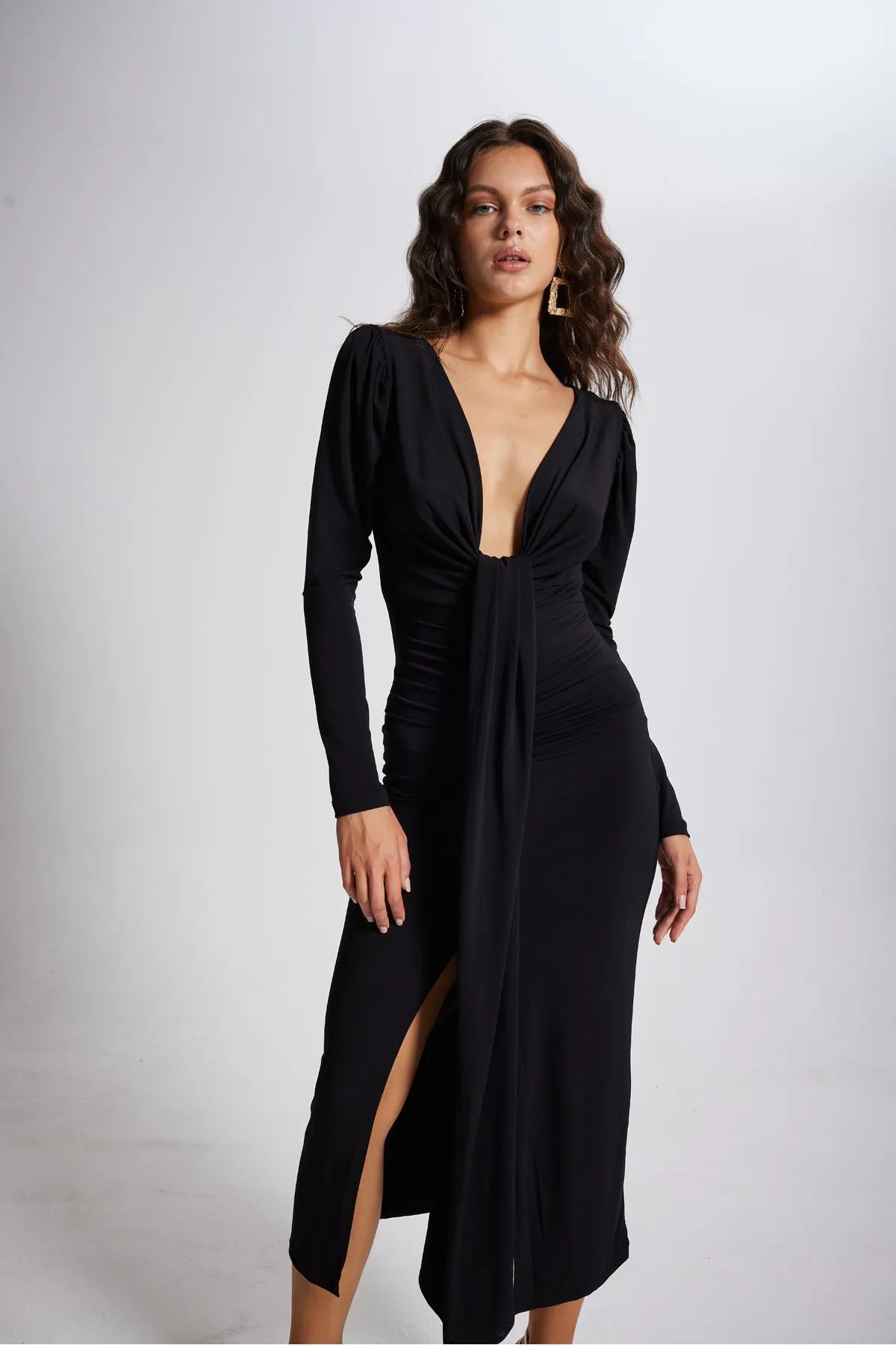HOLLY LOLLY  Maxi-Moonlight-Kleid mit V-Ausschnitt und Wassermelonenärmeln in Schwarz