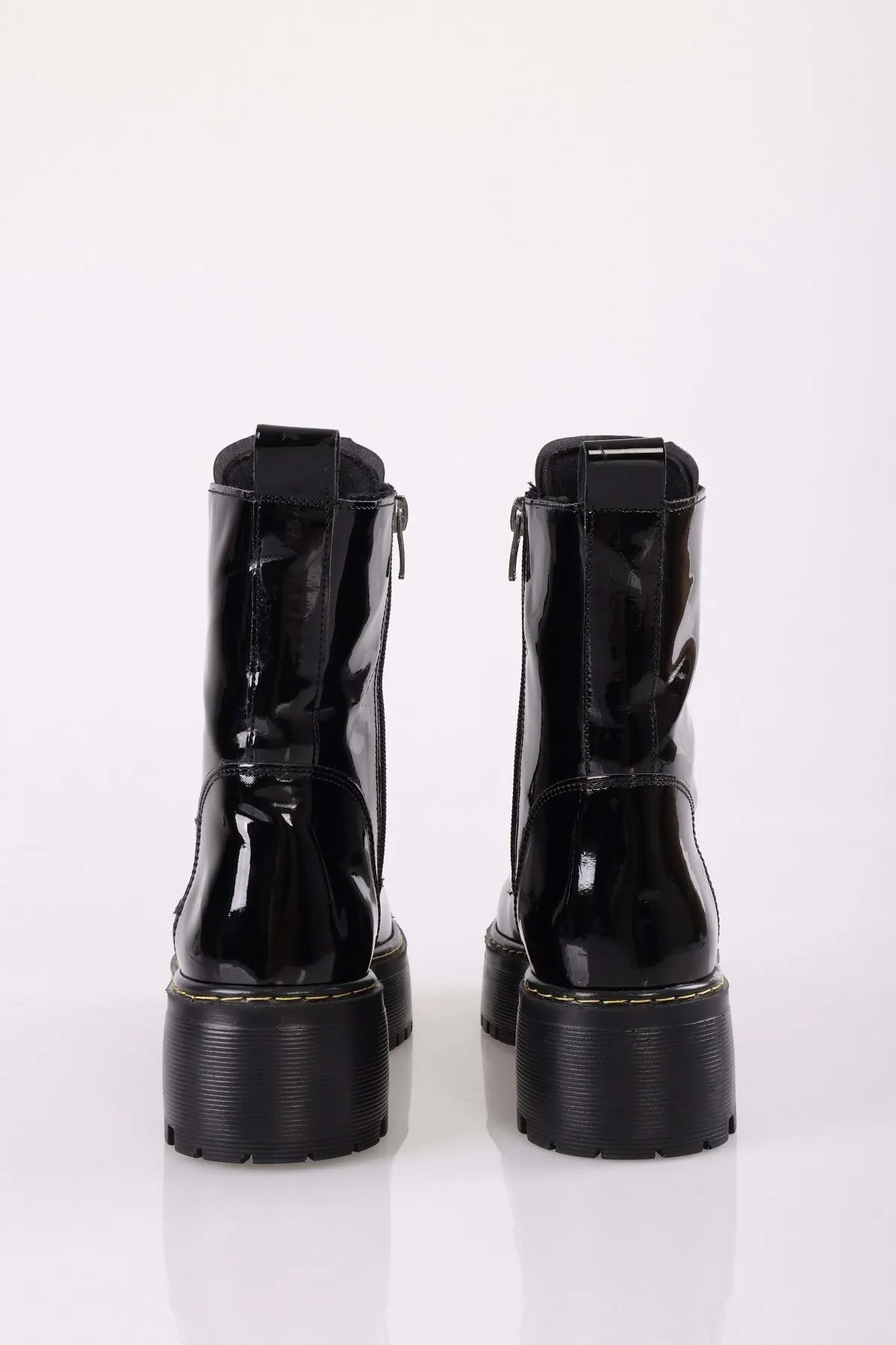 Shoeberry  Damen-Schnürstiefel Martin aus schwarzem Lackleder mit dicker Sohle