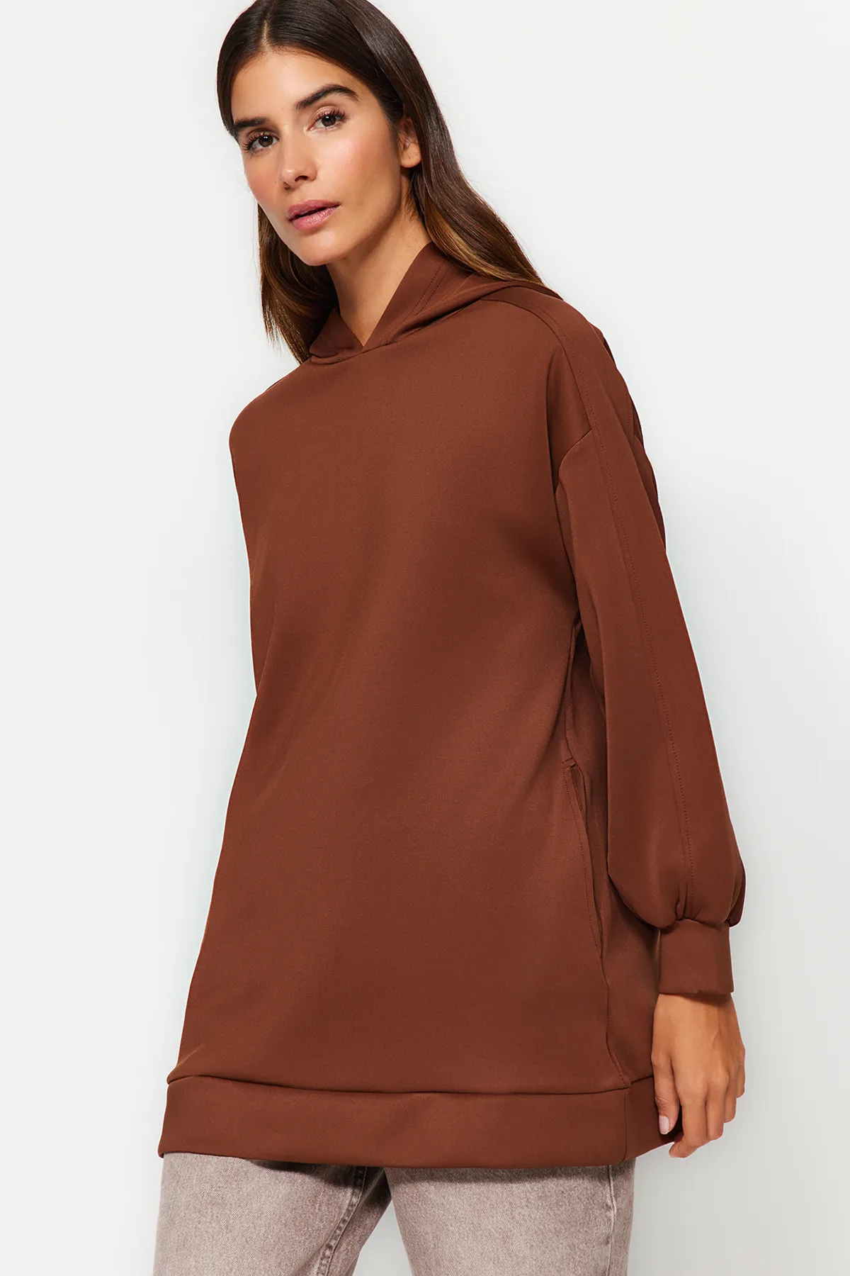 Trendyol Modest  Braunes, weit geschnittenes, übergroßes Sweatshirt aus Scuba-Strick mit Kapuze und Taschen TCTAW22TW0151