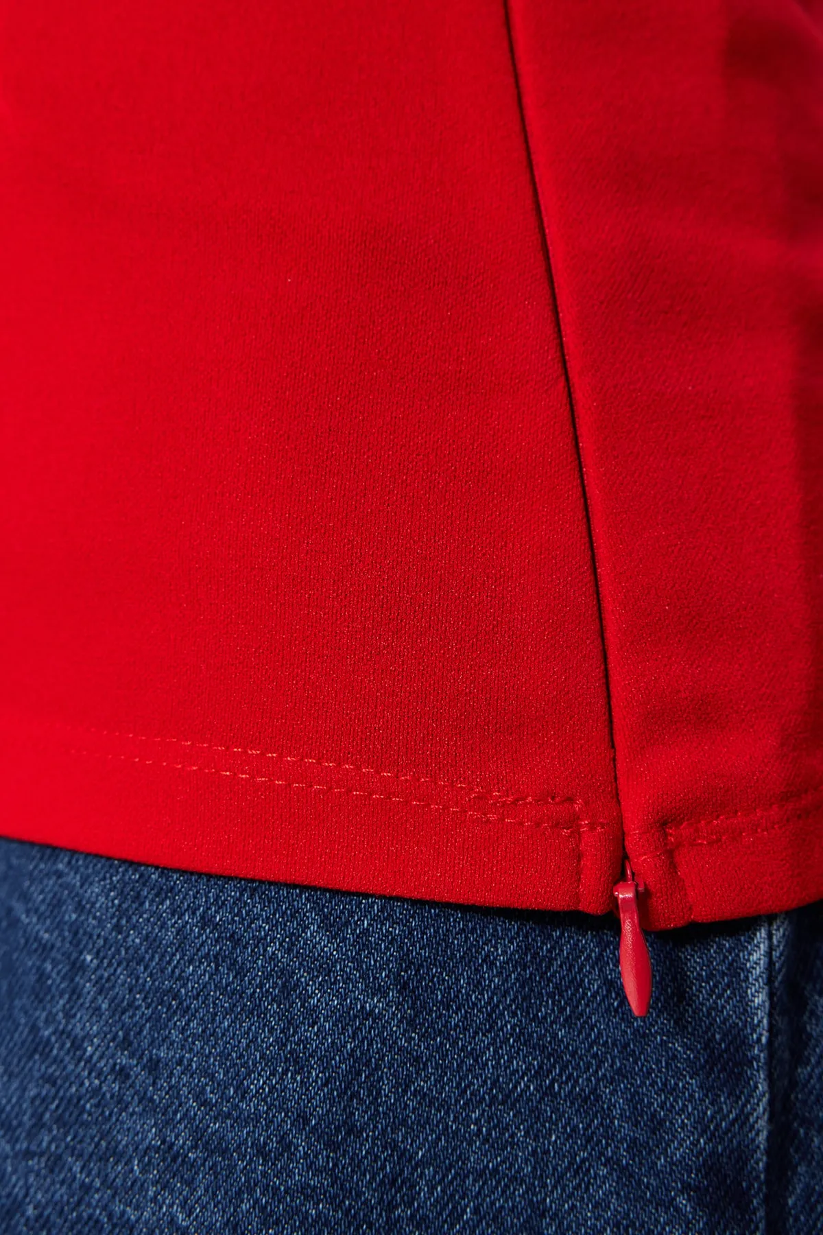 Trendyol Collection  Rote Krepp-Strickbluse mit trägerlosem Kragen und seitlichem Reißverschluss TWOSS23BZ00928
