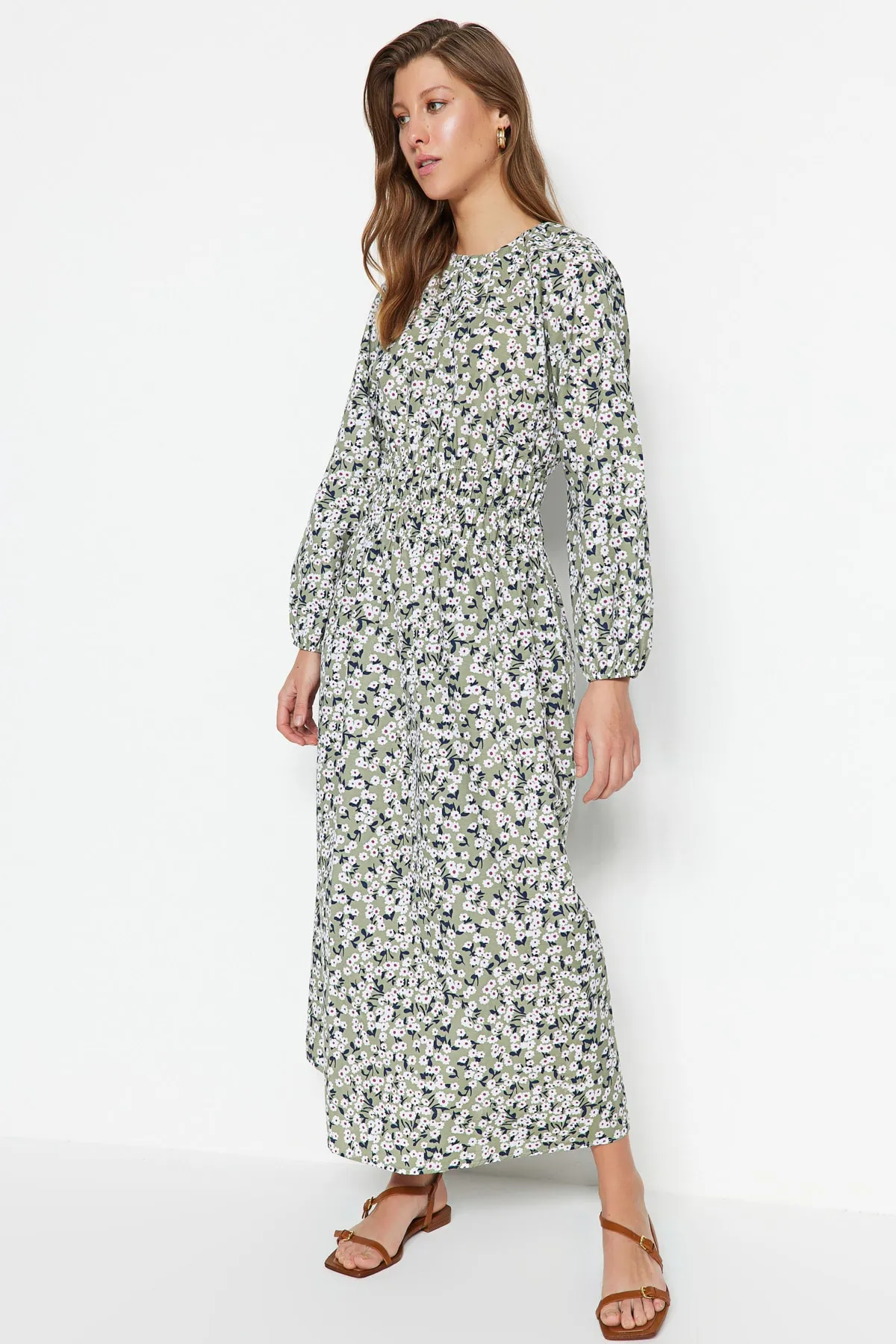 Trendyol Modest  Hellgrünes Kleid aus gewebter Baumwolle mit Blumenmuster und Gipe-Details TCTSS23EB00300