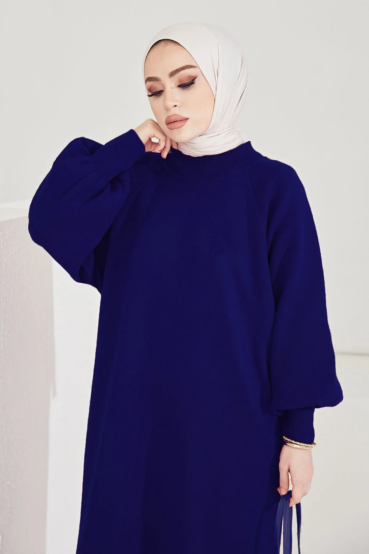 InStyle  Mina Hijab-Kleid aus Strick mit Ballonärmeln – Marineblau