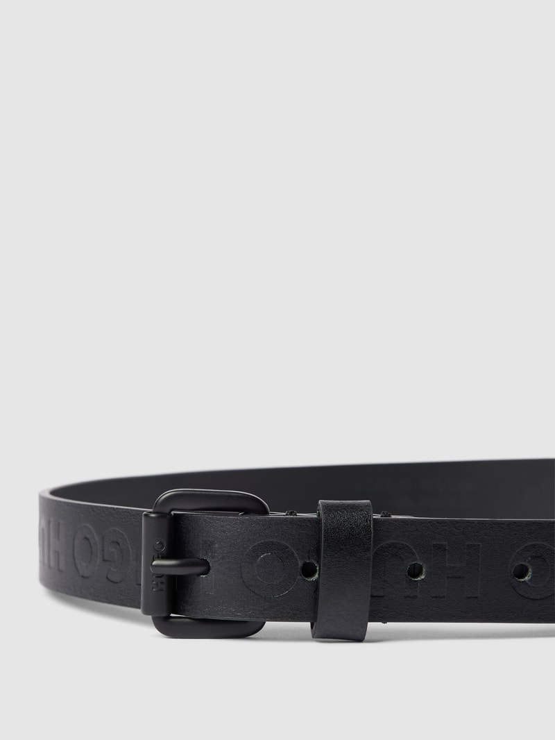 Ledergürtel mit Allover-Label-Prägung in schwarz
