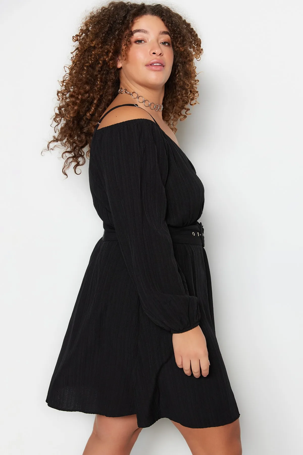 Trendyol Curve  Schwarzes gewebtes Kleid mit zweireihigem Kragen und Gürtel TBBSS23AH00206