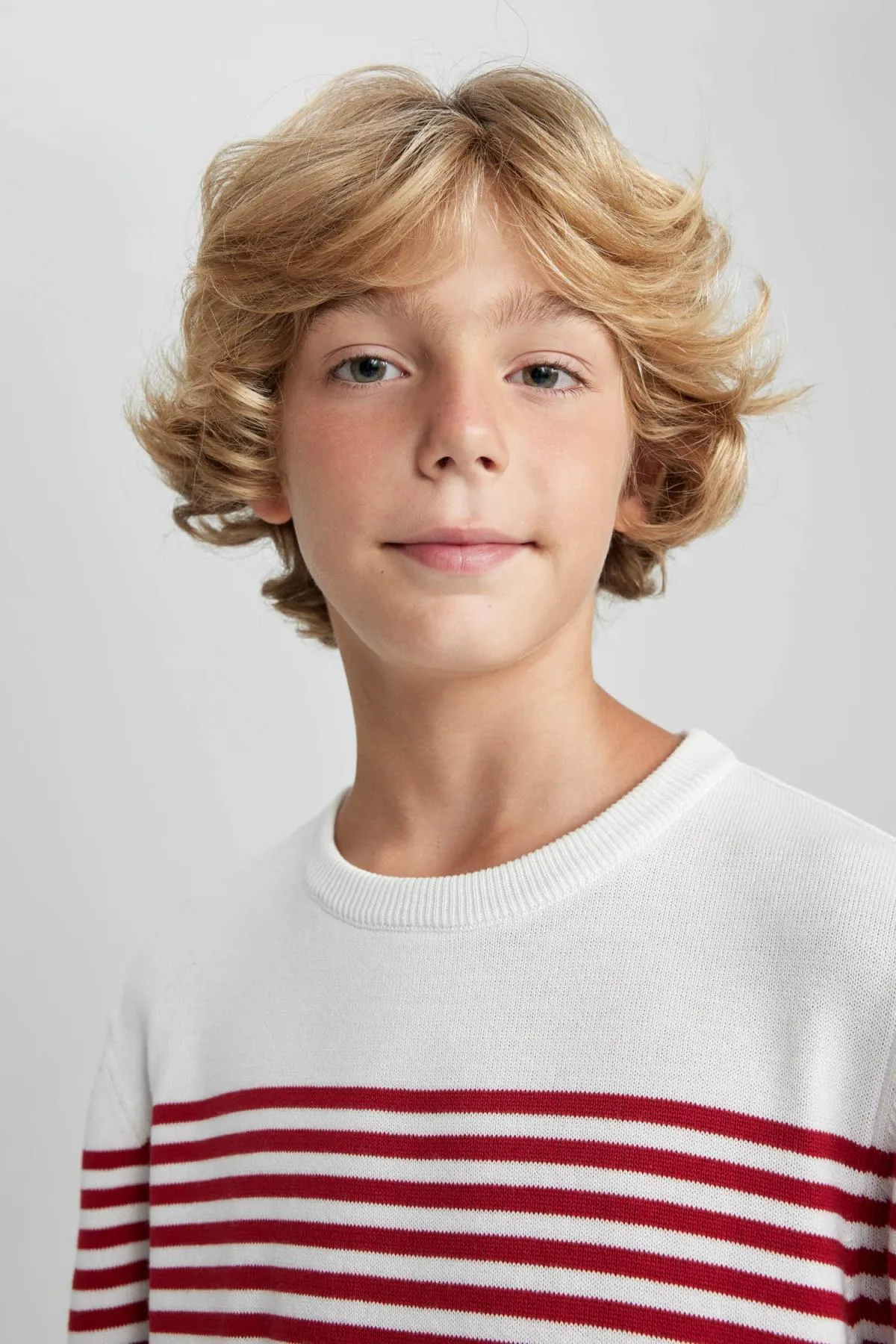 DeFacto  Strickpullover für Jungen mit normaler Passform und Rundhalsausschnitt