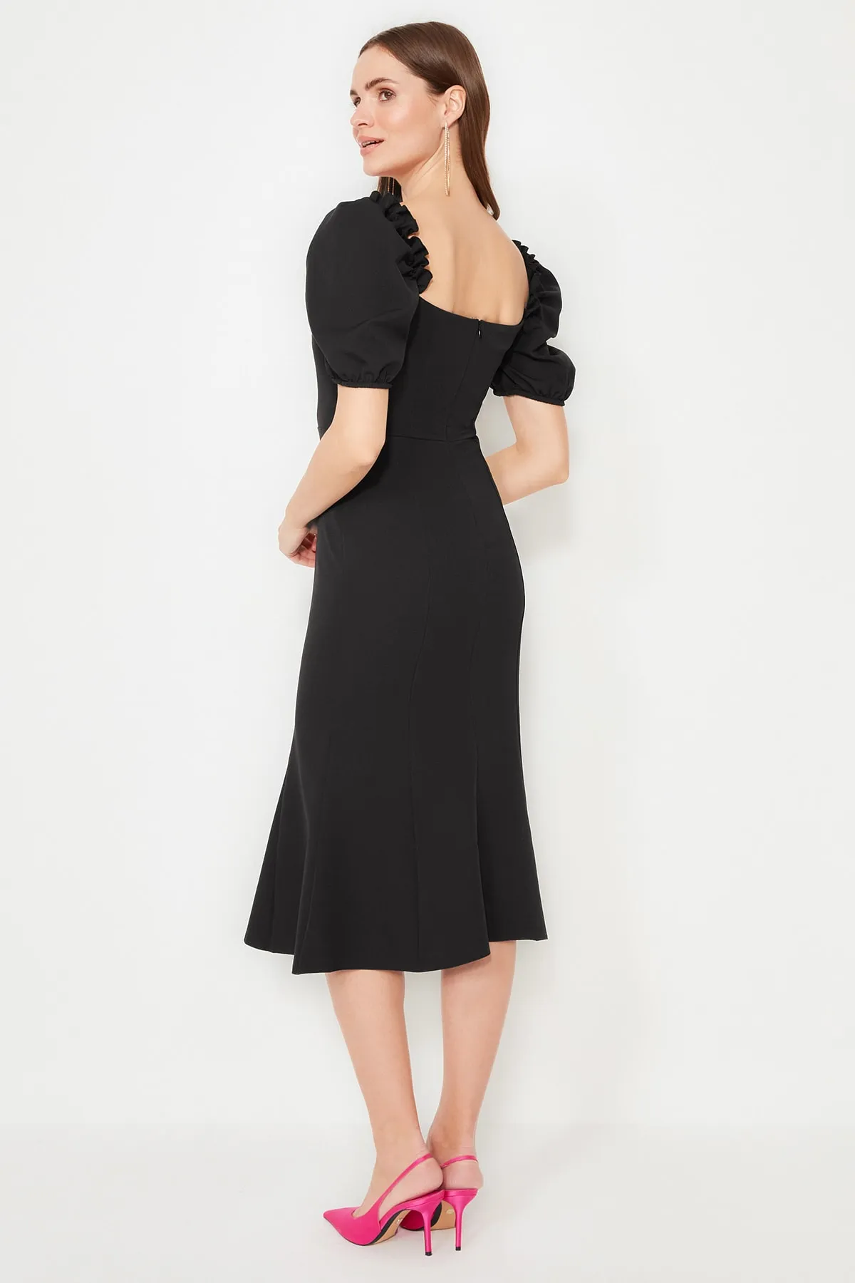 Trendyol Collection  Elegantes Abendkleid mit schwarzem Kragen und Ausschnitt TPRSS21EL0053