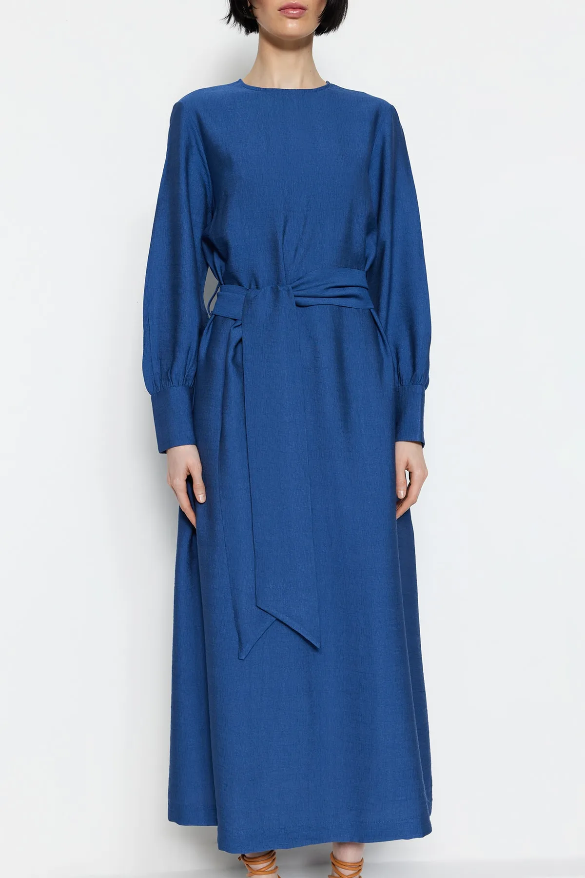 Trendyol Modest  Indigofarbenes, gewebtes Kleid in Leinenoptik mit breitem Gürtel, Reißverschluss und Bündchen TCTSS23EB00219
