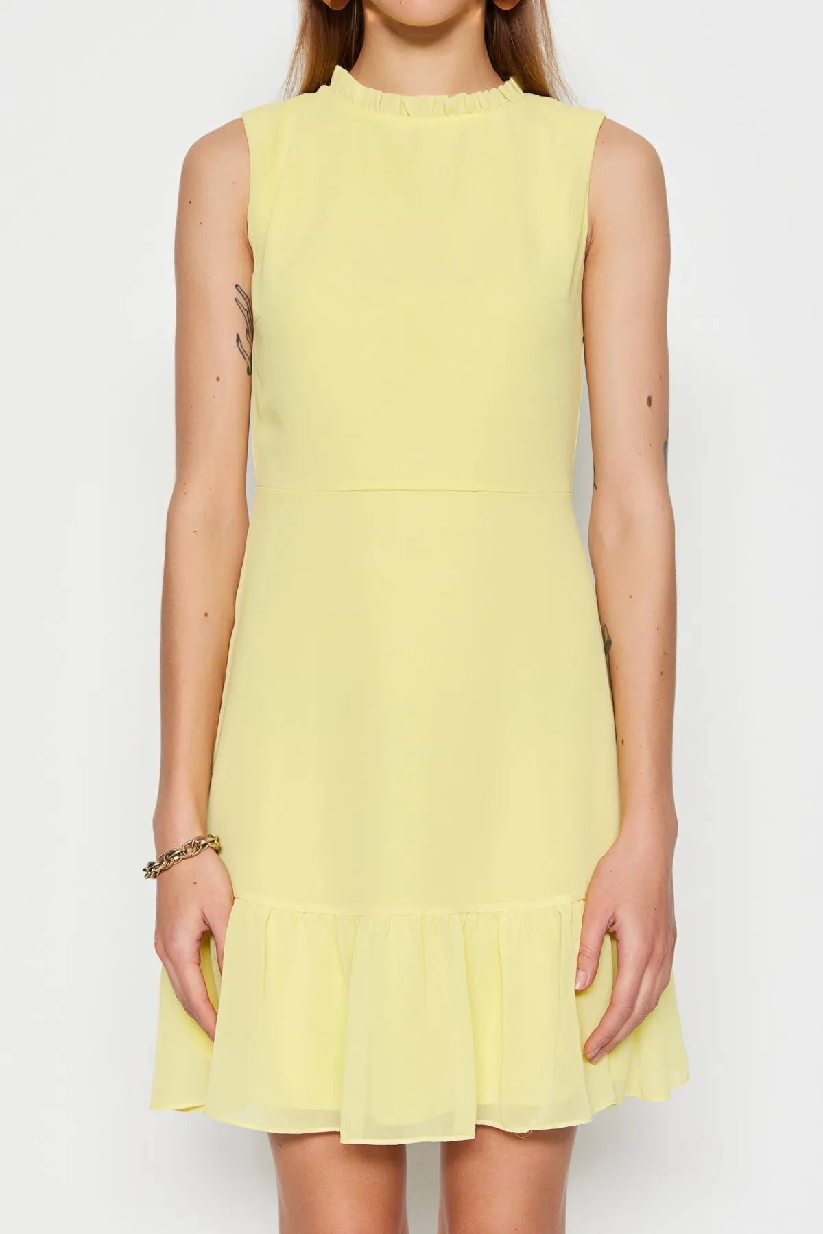 Trendyol Collection  Gelber gewebter Minirock mit hohem Kragen, gewebtes Kleid mit Rüschen TWOSS20EL0237