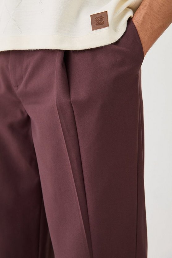 Hose mit extremen Bundfalten