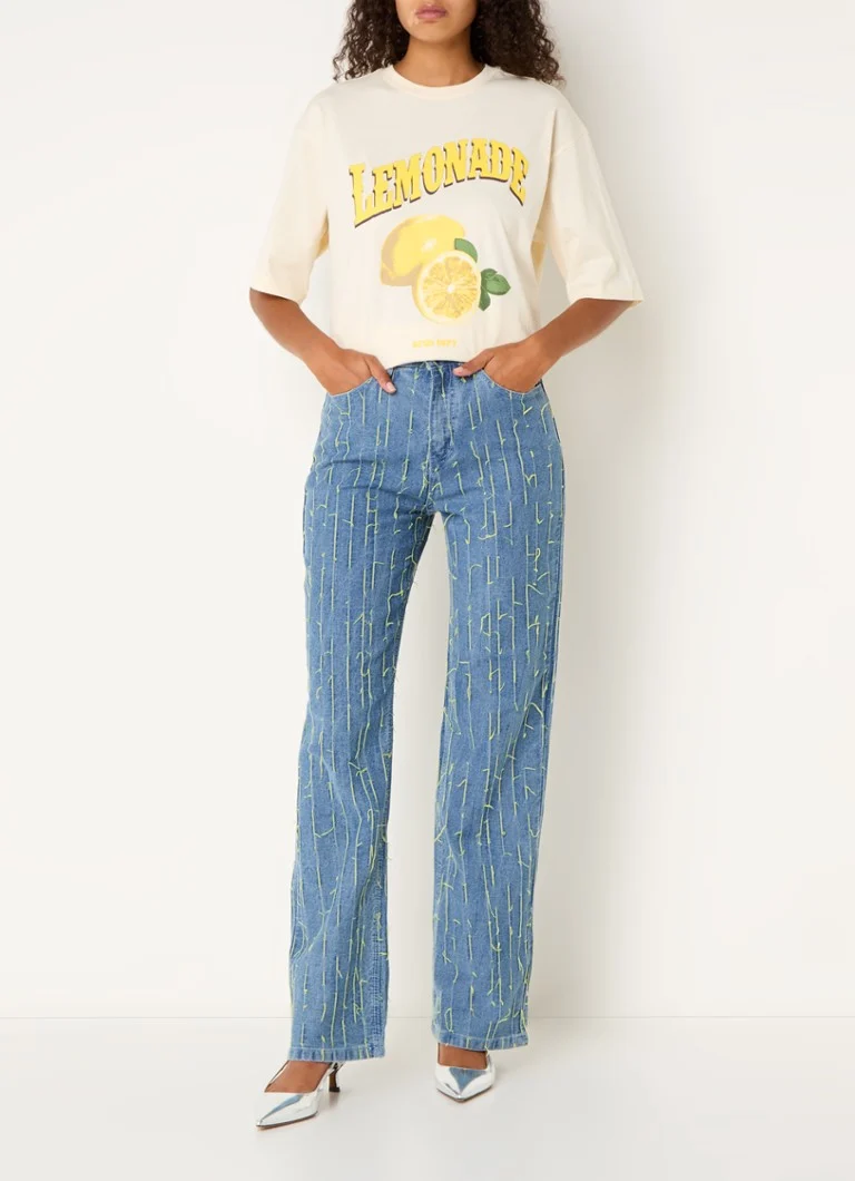 Blugi Jean Hannah cu talie înaltă și croială dreaptă, într-o nuanță medie, de la Refined Department.