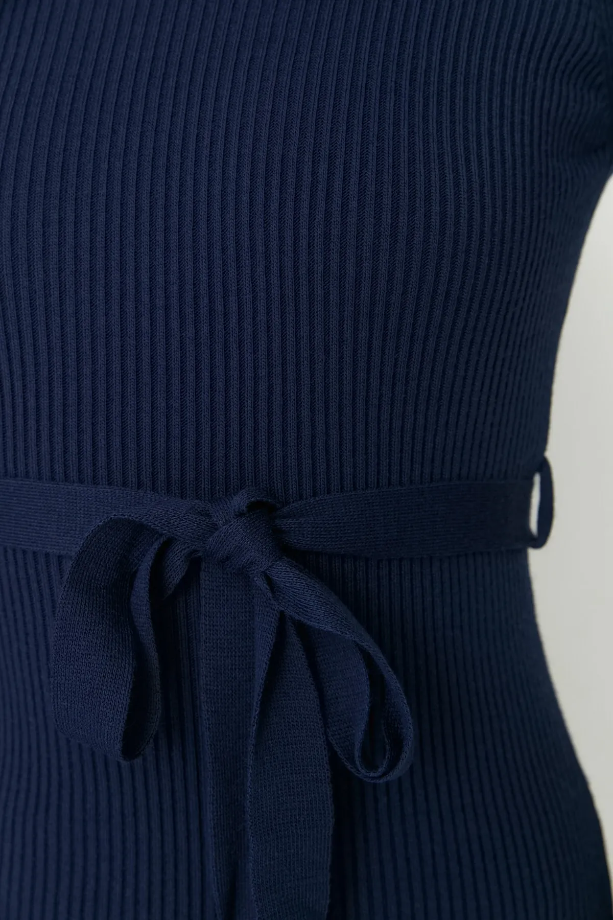 Trendyol Collection  Marineblaues, dunkelblaues, tailliertes Midi-Strickkleid mit Gürtel TWOAW22EL0009 Kleid TWOAW22EL0009