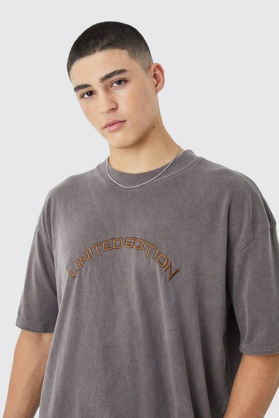 Zerrissenes Oversize T-Shirt mit Stickerei