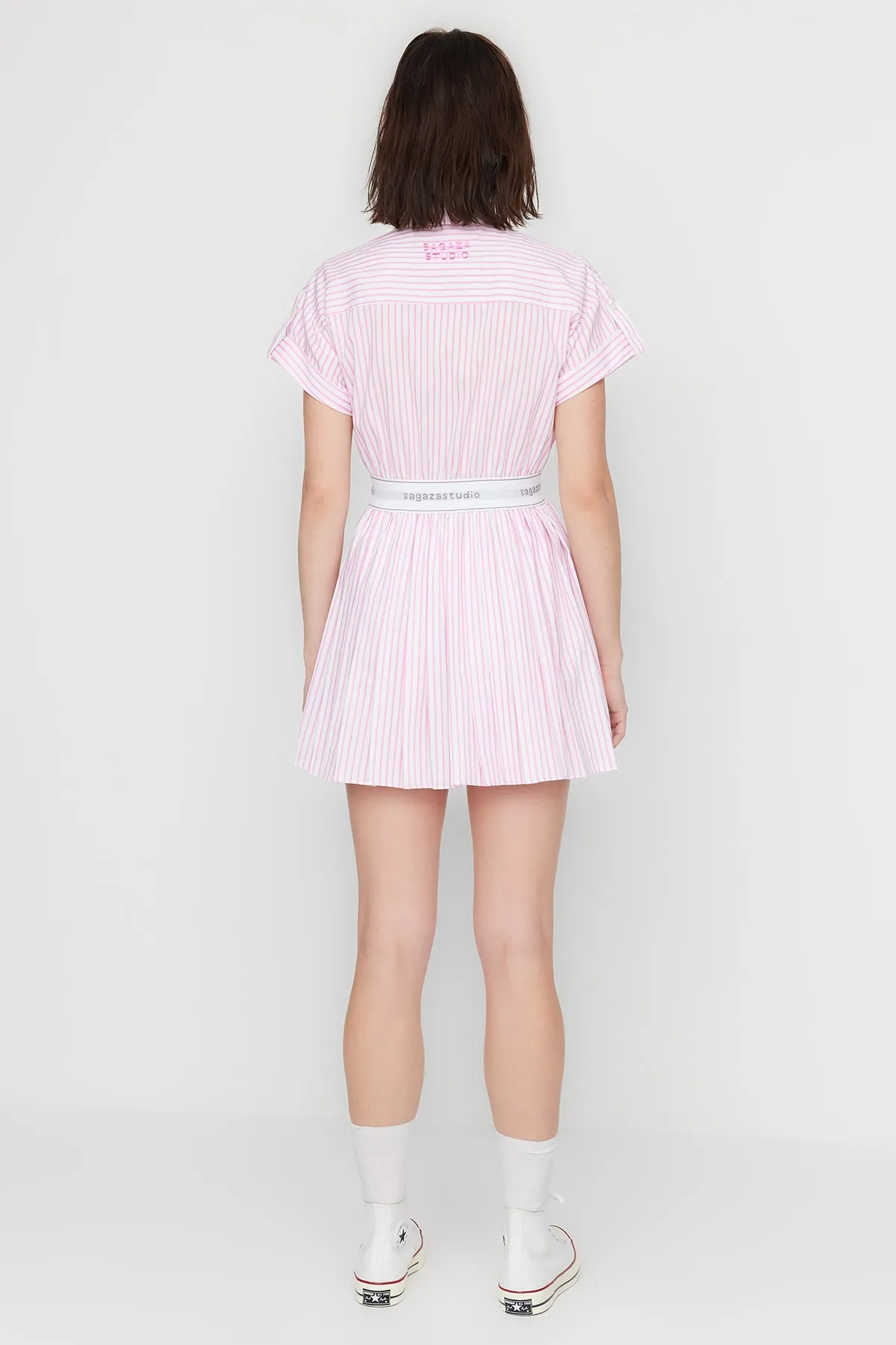 Trendyol Collection  X Sagaza Studio Weiß-Rosa Gummi-Popeline-Kleid mit detaillierten Details TCLSS23EL00004
