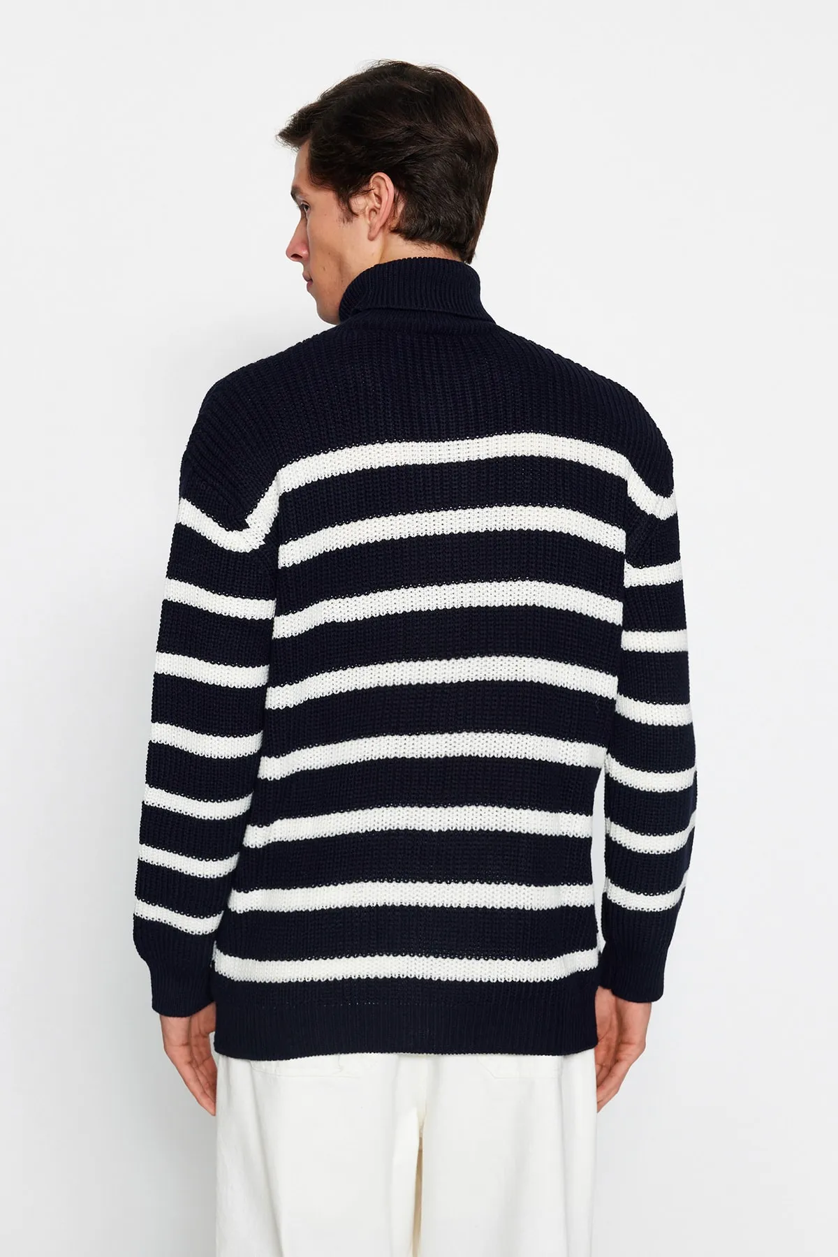 Trendyol Collection  Marineblauer, gestreifter Unisex-Strickpullover in Oversize-Passform und weiter Passform TMNAW24KZ00017