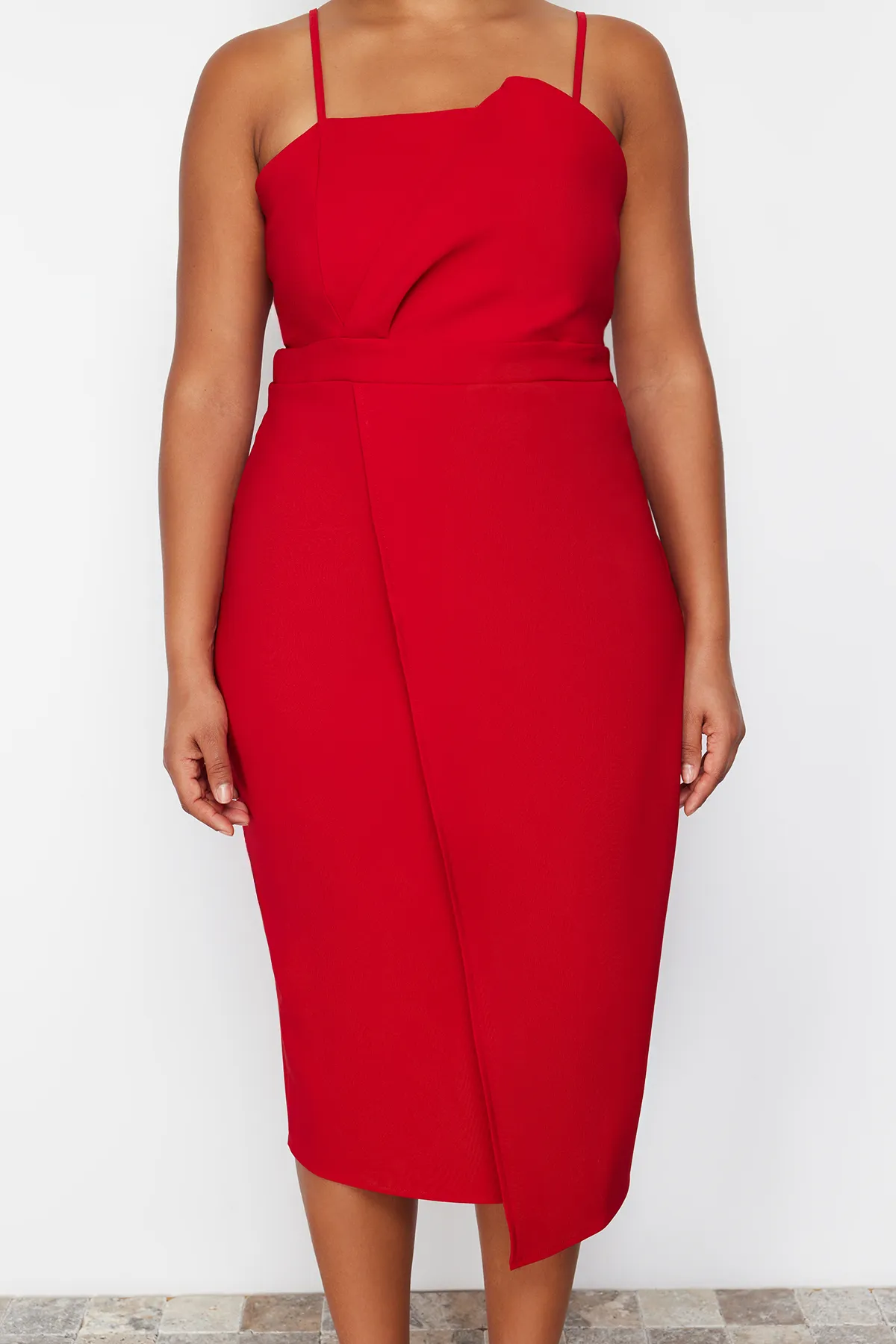 Trendyol Curve  Rotes Finike-Webkleid in Übergröße
