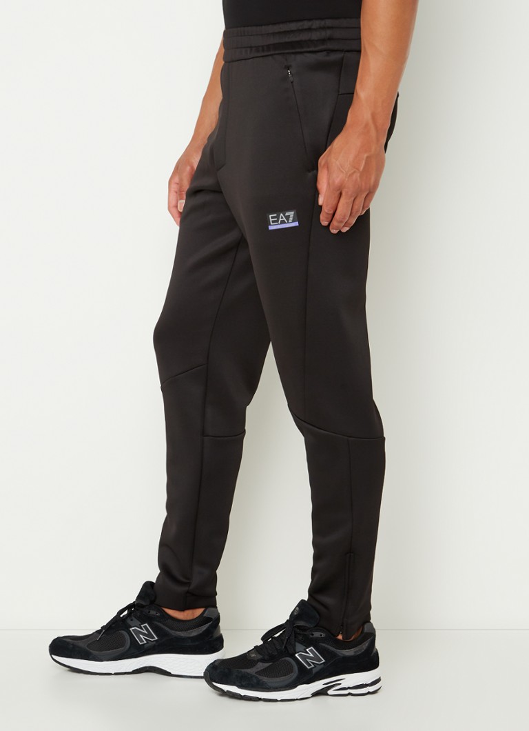 Pantaloni de trening slim fit de la Emporio Armani, cu logo și buzunare cu fermoar.