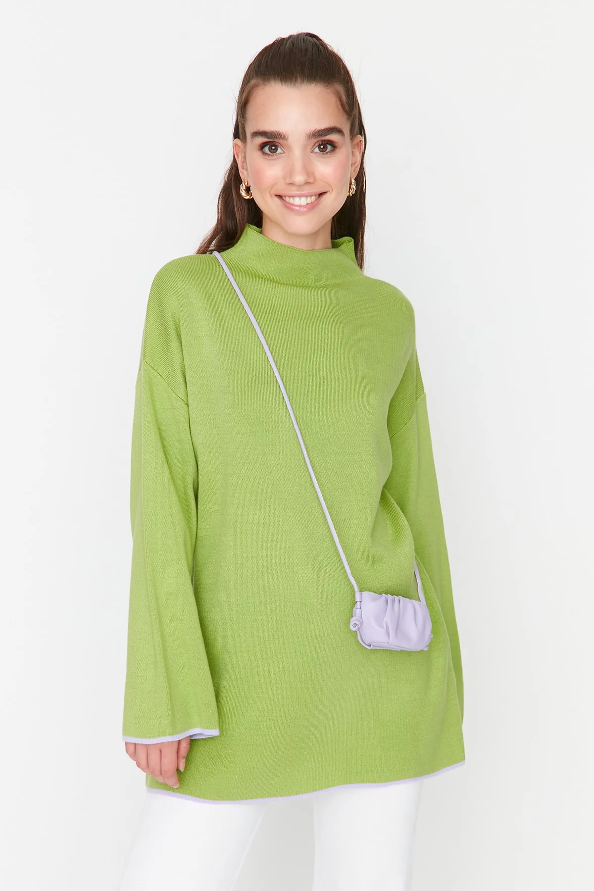 Trendyol Modest  Grüner Strickpullover mit Stehkragen und spanischen Ärmeln TCTAW23AK00002