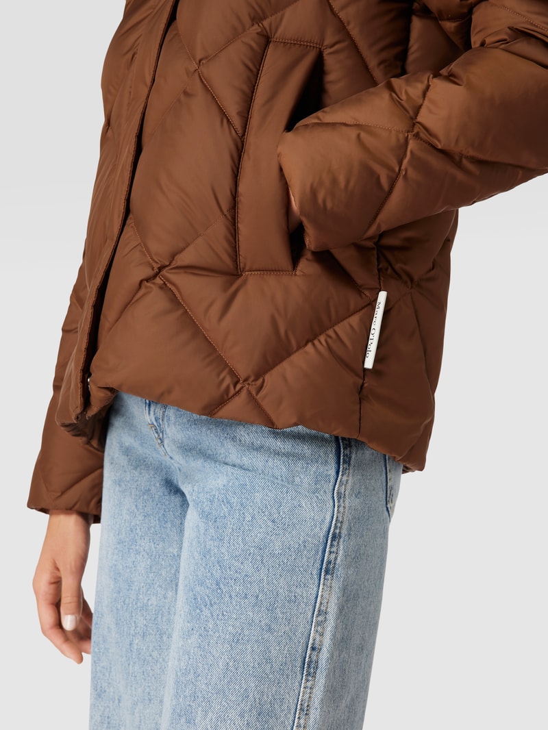 Daunenjacke mit Label-Detail in mittelbraun