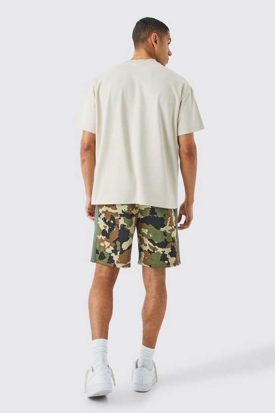 Lockere Camouflage Shorts mit Seitenstreifen