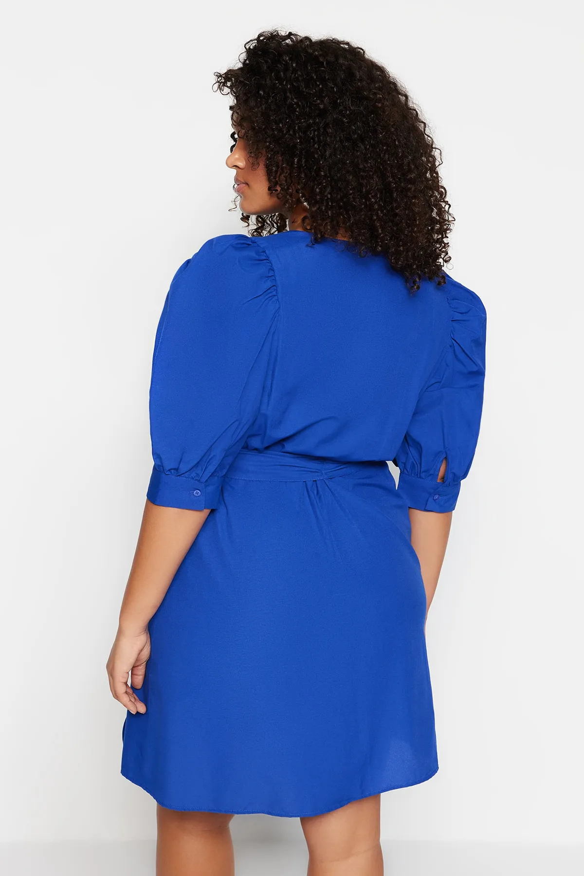 Trendyol Curve  Blaues gewebtes Kleid mit zweireihigem Kragen und Gürtel TBBSS22EL1669