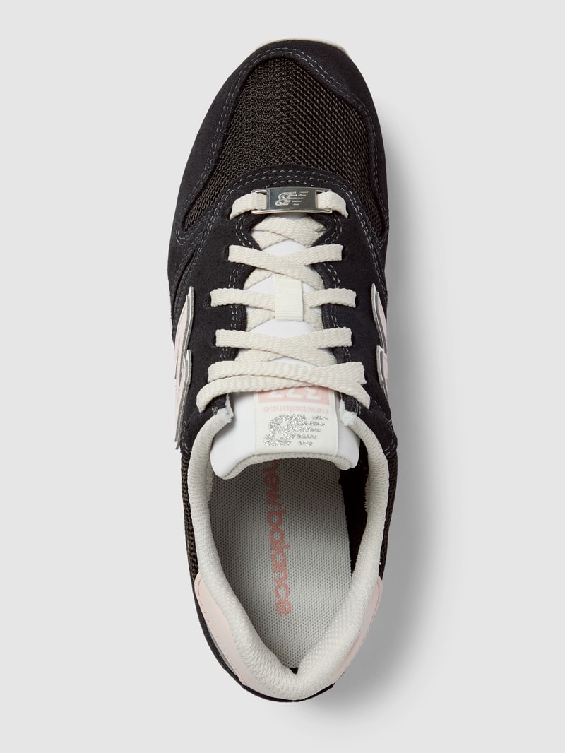 Sneaker mit Label-Detail in schwarz