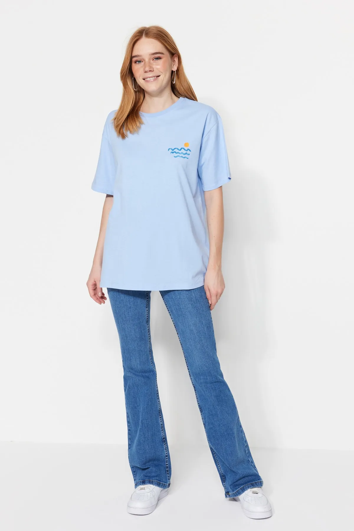 Trendyol Collection  Hellblaues Boyfriend-Strick-T-Shirt aus 100 % Baumwolle mit Rücken- und Brustaufdruck TWOSS23TS00058