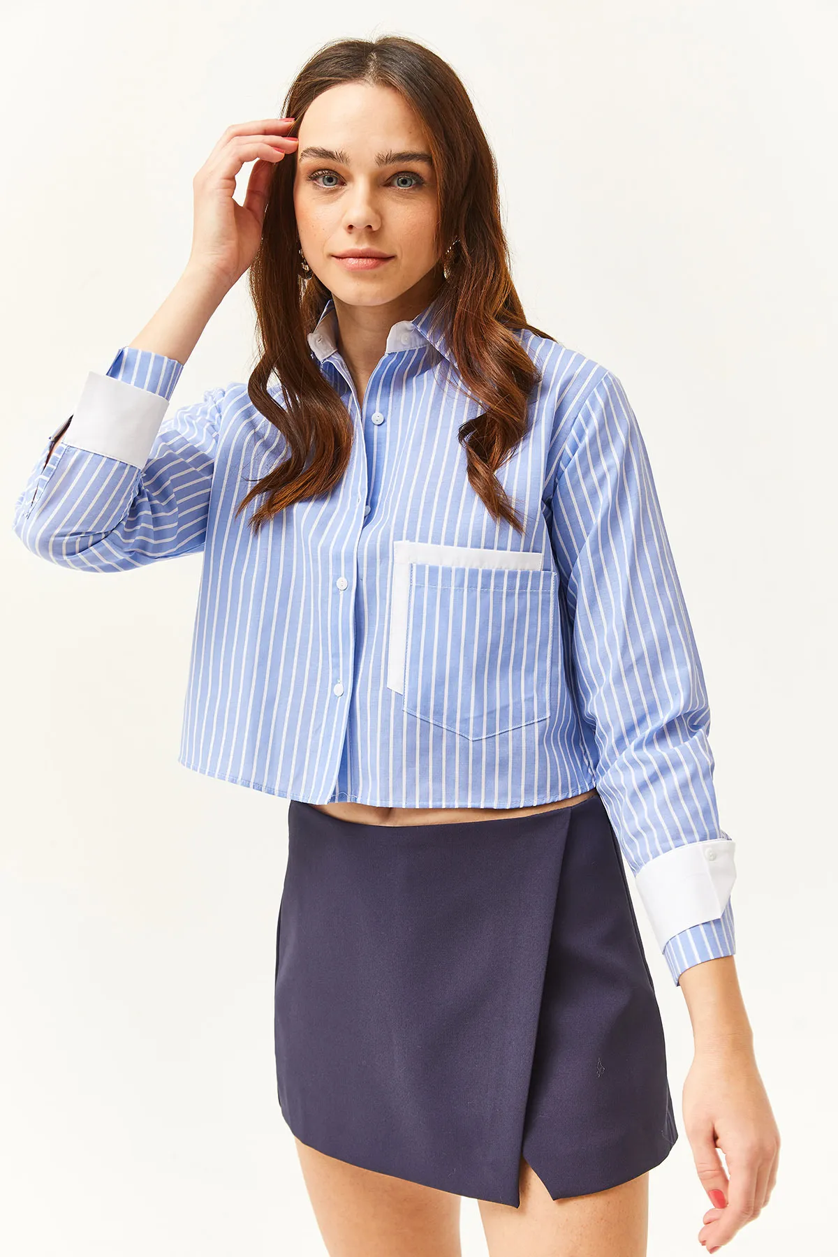 Olalook  Blau-weiß gestreiftes Crop-Shirt für Damen mit Taschen- und Manschettendetail GML-19001169