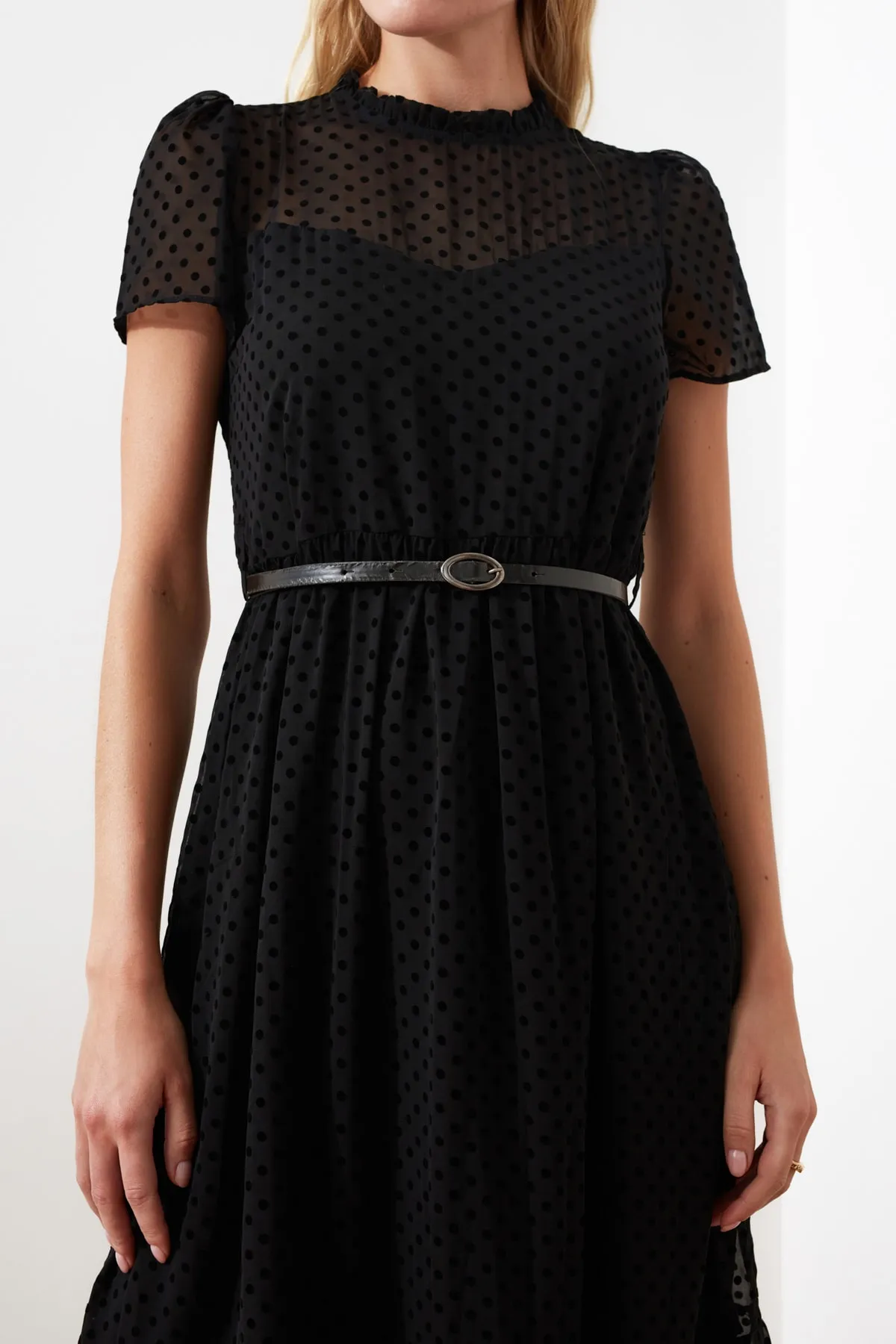 Trendyol Collection  Schwarzes, gefüttertes Midi-Webkleid in A-Linie mit Gürtel TWOSS20EL0983