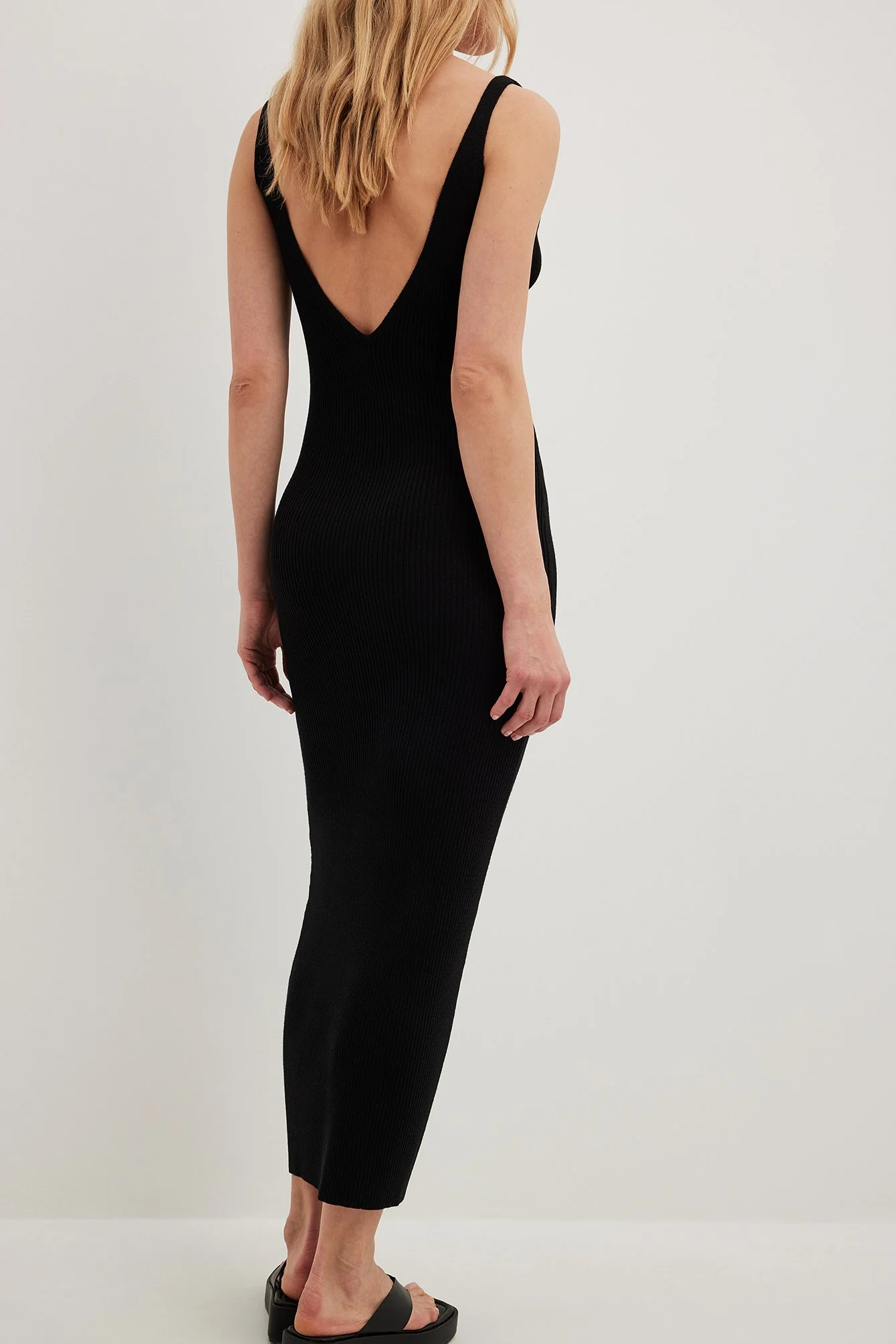 Geripptes Kleid mit tiefem Rücken