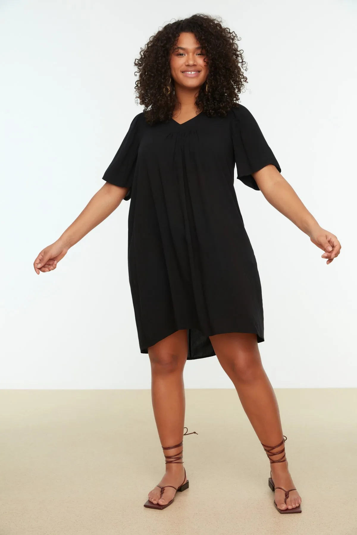 Trendyol Curve  Schwarzes, übergroßes, gewebtes Kleid mit V-Ausschnitt TBBSS22EL0537