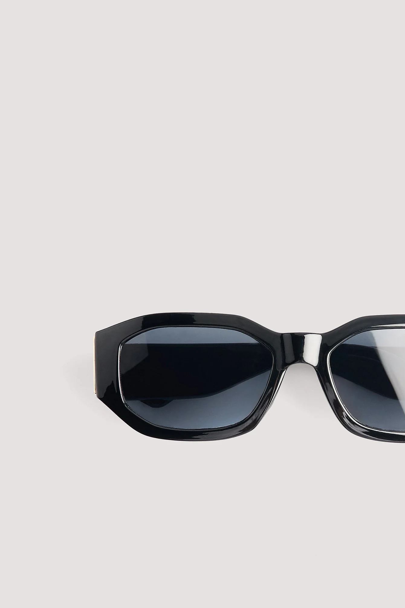 Eckige weite Sonnenbrille