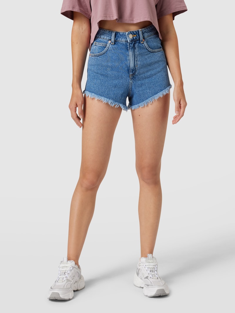 Jeansshorts mit ausgefransten Abschlüssen in blau