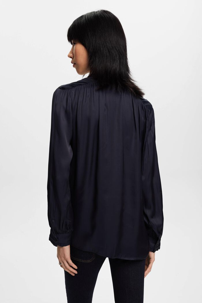 Satinbluse mit Rüschenkanten
