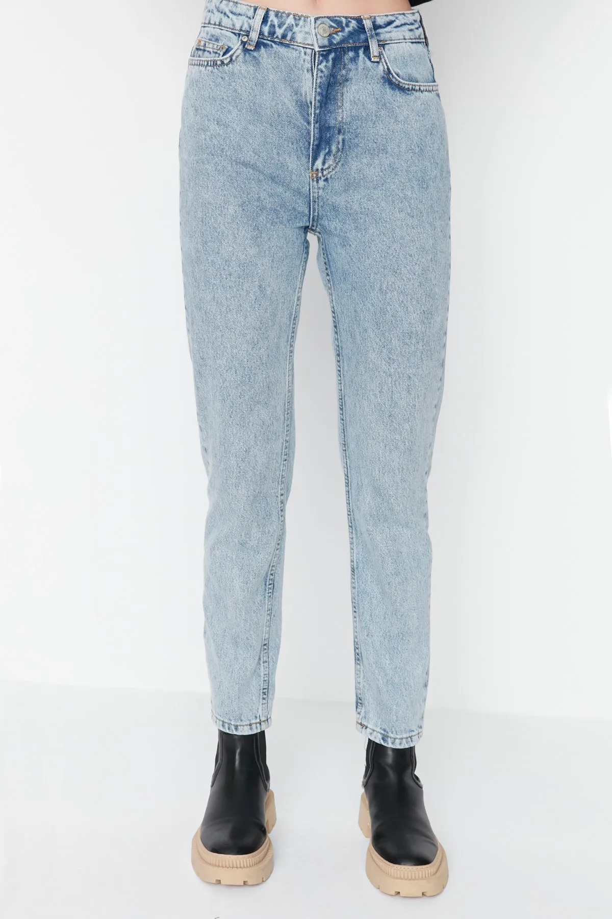 Trendyol Collection  Hellblaue Mom-Jeans mit hoher Taille TWOAW23JE00193