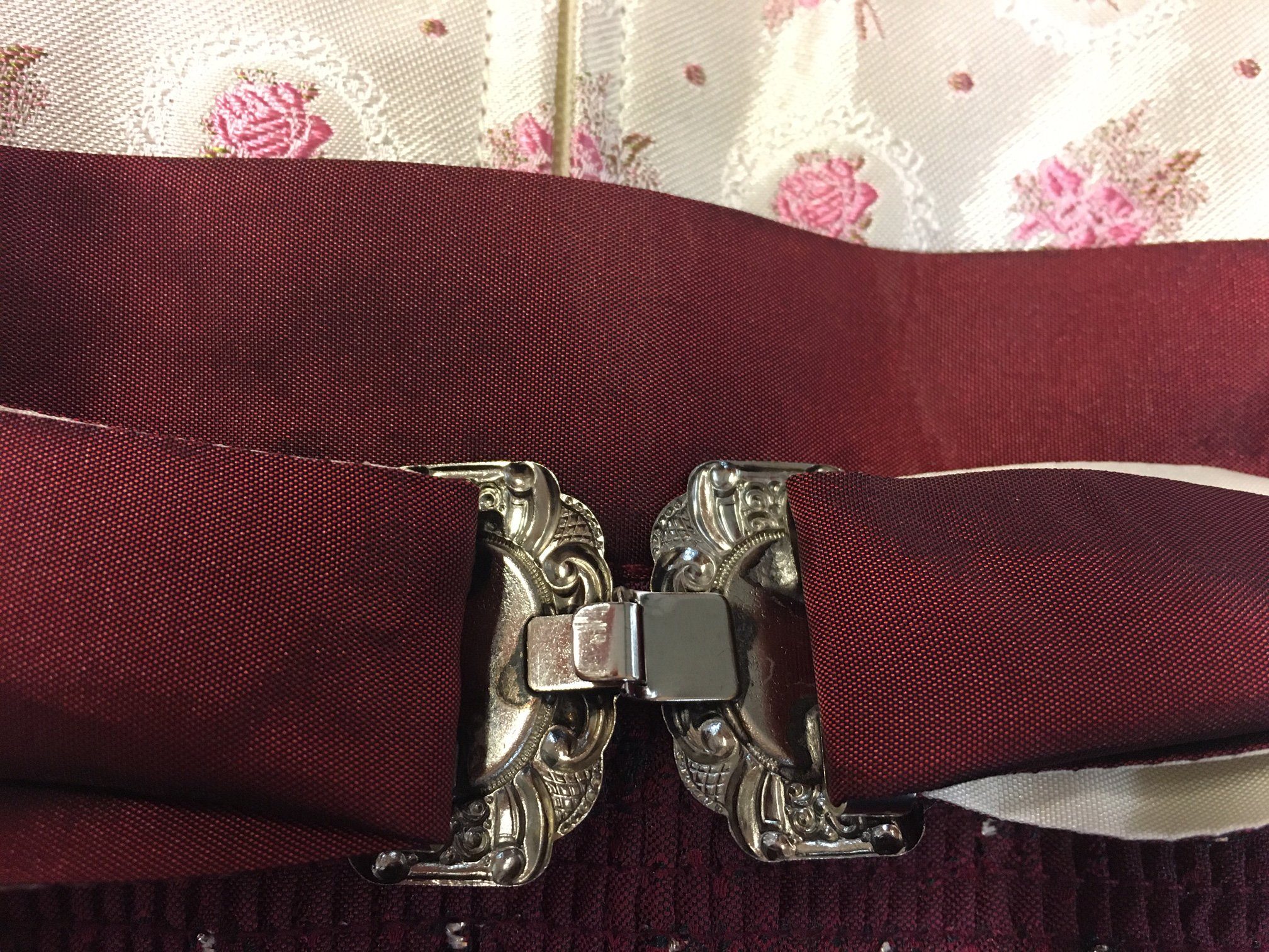 Pezzo D'oro Gürtelschnalle Dirndlschließe mit Rosenmotiv in beere, antiksilber, mittelgroß mit Rosenmotiv