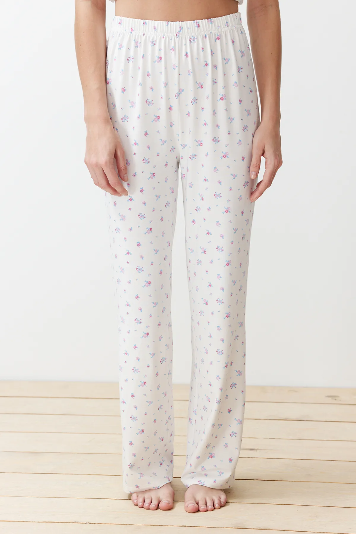 Trendyol Collection  Weiß-mehrfarbiges Pyjama-Set aus Strick mit Blumenmuster und Schnürriemen THMSS24PT00233
