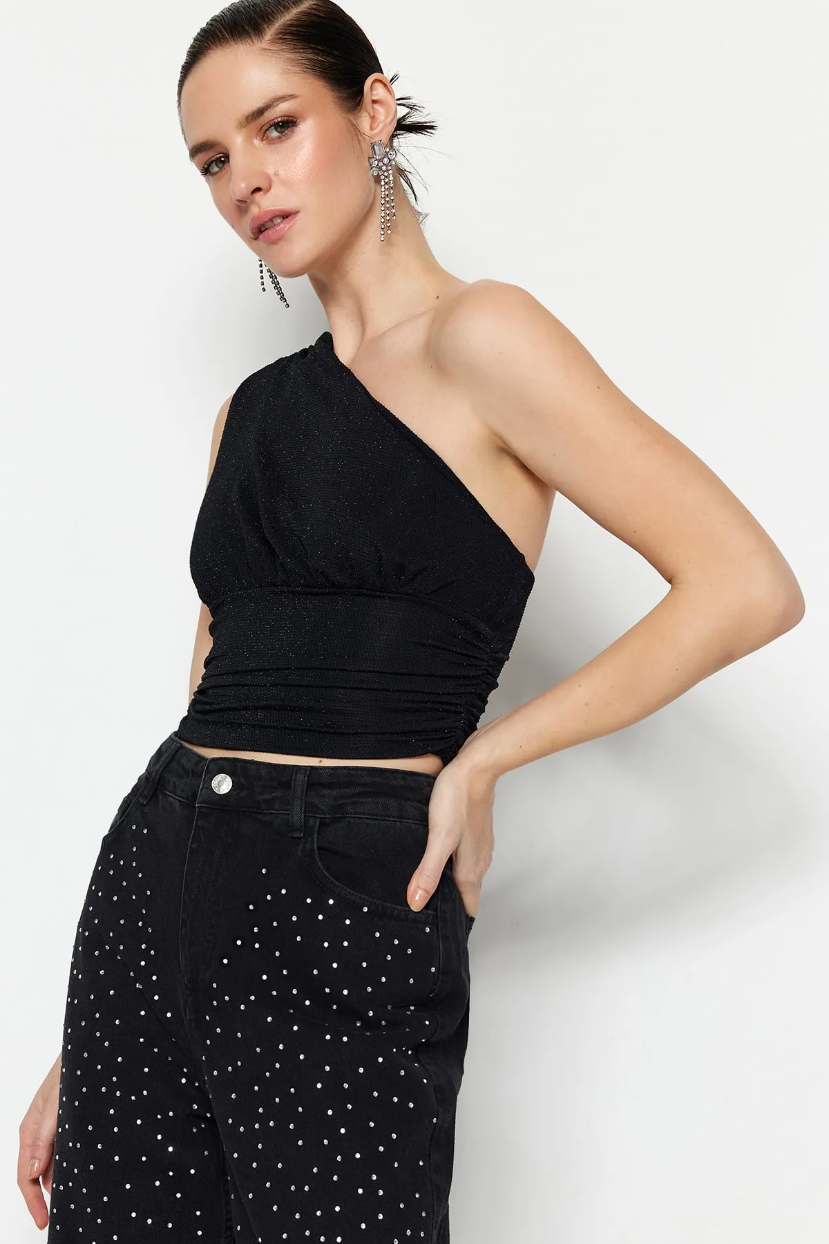 Trendyol Collection  Schwarzes, bauchfreies, gefüttertes, glänzendes Strick-Bustier TPRSS23BS00011
